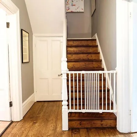 Spacious And Bright Family In St Andrews 布里斯托